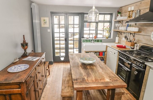 Bicester Cottage | FOUNTAIN VIEW COTTAGE, pet friendly, with open fire in Upper Heyford