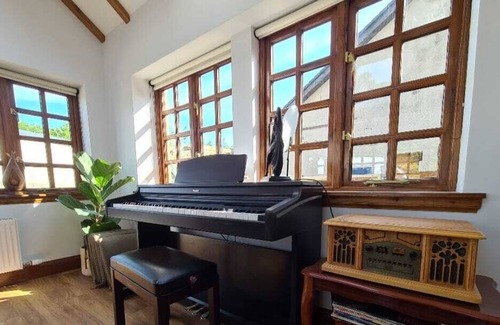 Dalqueich Cottage | Four bedroom cottage near Loch Leven with hot tub
