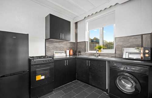 Great Barr House | Four Bedroom House - Parking - WIFI