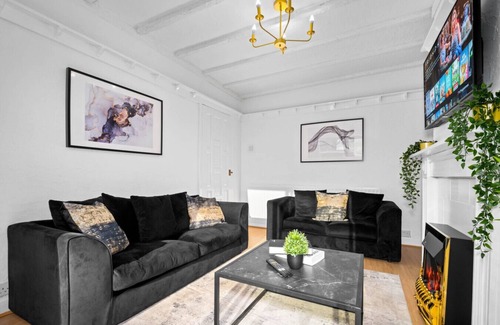 Great Barr House | Four Bedroom House - Parking - WIFI