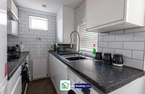 Preston House | Four Bedroom House in Preston Perfect for Contractors