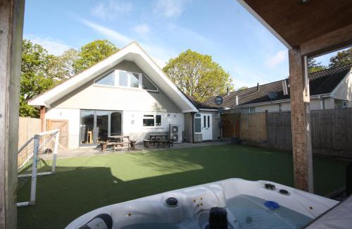 Ferndown House | Four Corners Holiday Home Hot Tub & Sauna