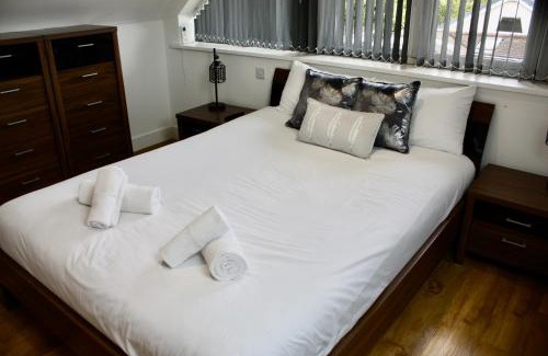 Ferndown House | Four Corners Holiday Home Hot Tub & Sauna