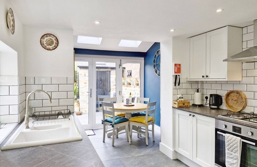 Chichester House | Four Priory Road, Chichester - a cottage that sleeps 4 guests in 2 bedrooms