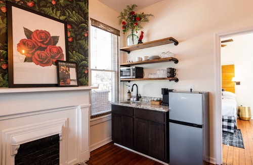 Versailles Hotel | Four Roses Suite, The Woodford Hotel