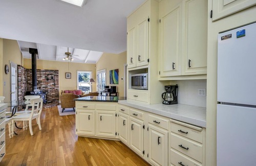 Healdsburg House | Four Sisters Escape sleeps 10, Healdsburg pool