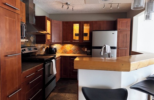 Smithers Apartment | Fox & Fern 2 BR 2 BA Main St. Gem