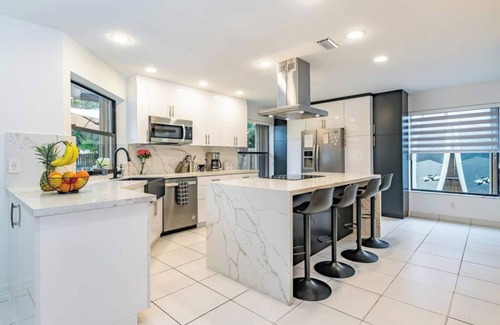 Croissant Park Villa | Fox Island- Spa, Garden-Downtown & Beach