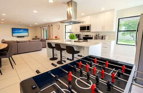 Croissant Park Villa | Fox Island- Spa, Garden-Downtown & Beach