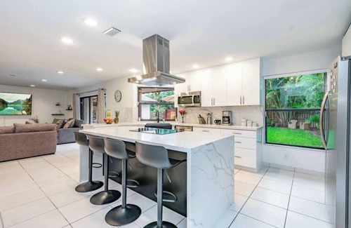 Croissant Park Villa | Fox Island- Spa, Garden-Downtown & Beach