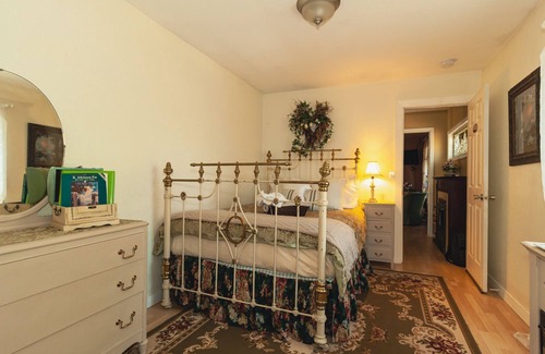 Yelm Bed & Breakfast | Fox Room at Conley Suites BNB