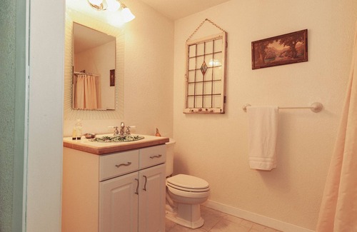 Yelm Bed & Breakfast | Fox Room at Conley Suites BNB