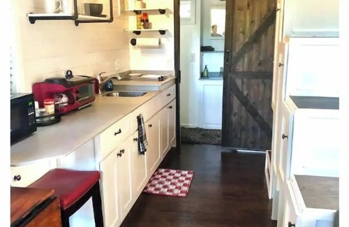 Austin Cabin | "Fox" tiny home in 2 acre gated boutique resort with pool!