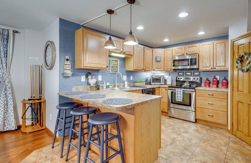 Troy Apartment | 'Foxes Den' w/Hot Tub, Pool Table & Fire Pit!