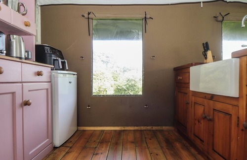 Lamorna Cottage | FOXGLOVE, pet friendly, with hot tub in St Buryan