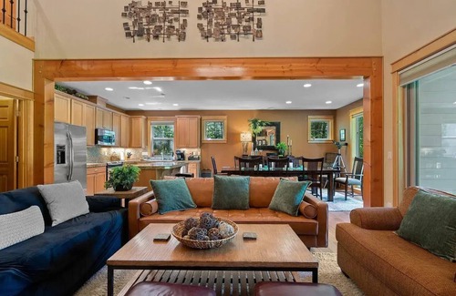 Welches Villa | Fox’s Den: A Luxurious Mountain Retreat in Scenic Mt. Hood Village