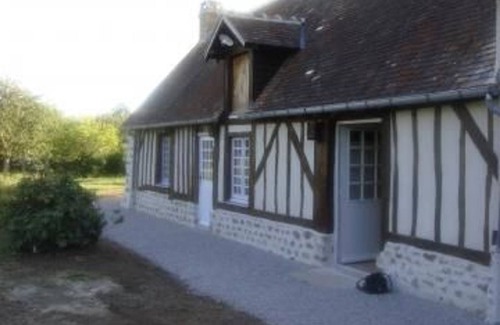 Villeneuve-en-Perseigne Cottage | Renovated timber-framed house by the forest