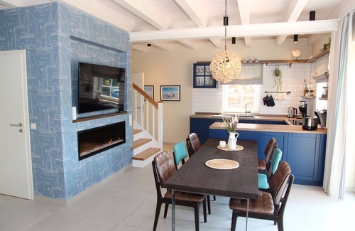 Eilsum House | Framheim - 100qm Luxus-ferienhaus für 7 Personen Direkt am Wasser bei Greetsiel!