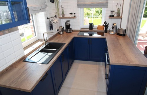 Eilsum House | Framheim - 100qm Luxus-ferienhaus für 7 Personen Direkt am Wasser bei Greetsiel!