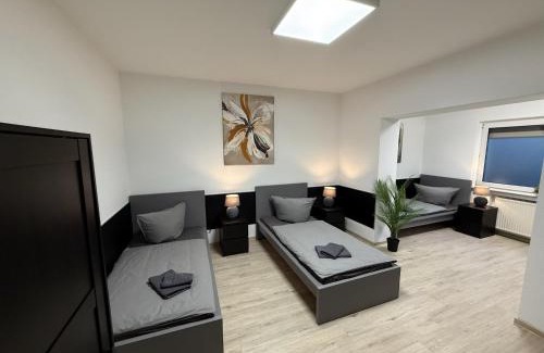Siegburg Apartment | Frankfurter 21 Haus - 2 WE, 2 Küchen, 2 Bäder, 6 SZ, 19 Betten