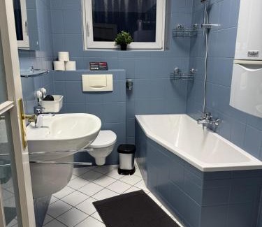 Siegburg Apartment | Frankfurter 21 Haus - 2 WE, 2 Küchen, 2 Bäder, 6 SZ, 19 Betten