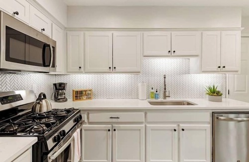 Franklin Park House | Franklin Park Getaway- 10 min to DT/Airport-Pets!