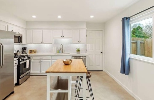 Franklin Park House | Franklin Park Getaway- 10 min to DT/Airport-Pets!