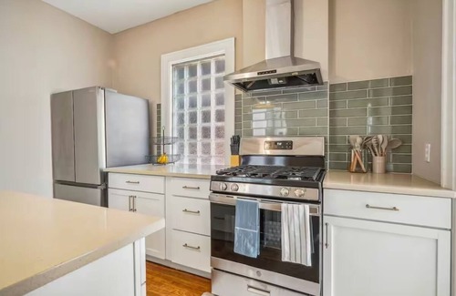 Olde Towne East House | Franklin Park Tudor 5BD w Sunroom, Nationwide, OSU, Pet friendly, Fenced yard