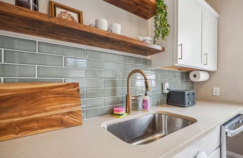 Olde Towne East House | Franklin Park Tudor 5BD w Sunroom, Nationwide, OSU, Pet friendly, Fenced yard