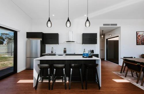 Erudgere House | Frantoio Cottage - Serene Horizons, Stylish Comforts