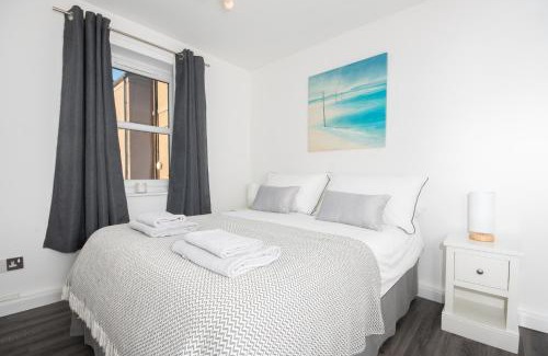 Central Aberdeen Apartment | Free Allocated Barrier Secured Parking Space at rear entrance & Fast WIFI, Ideal for long term contractor, corporate, etc stays, Regular housekeeping option - Dwellcome Home Ltd 2 Bedroom King & Double Central Apartment - see our site for assurance