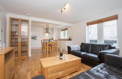 Aberdeen West End Apartment | Free Allocated Parking Space at Rear Entrance & Fast WIFI, Ideal for Long Term Contractor, Corporate, etc Stays, Regular Housekeeping Option - Dwellcome Home Ltd 2 King Beds West End Apt, Half Mile to Union Street yet Quiet - See Our Site for Assurance