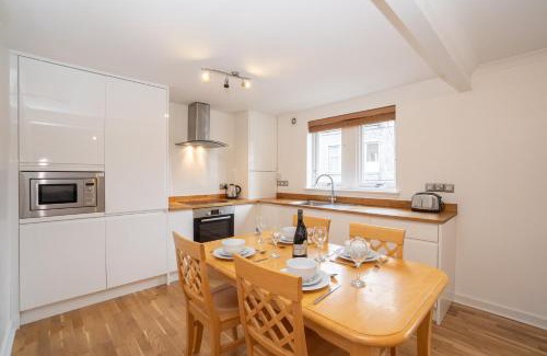 Aberdeen West End Apartment | Free Allocated Parking Space at Rear Entrance & Fast WIFI, Ideal for Long Term Contractor, Corporate, etc Stays, Regular Housekeeping Option - Dwellcome Home Ltd 2 King Beds West End Apt, Half Mile to Union Street yet Quiet - See Our Site for Assurance