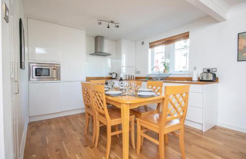 Aberdeen West End Apartment | Free Allocated Parking Space at Rear Entrance & Fast WIFI, Ideal for Long Term Contractor, Corporate, etc Stays, Regular Housekeeping Option - Dwellcome Home Ltd 2 King Beds West End Apt, Half Mile to Union Street yet Quiet - See Our Site for Assurance