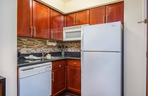 East Texas Apartment | Free Breakfast Buffet. Indoor Pool. Studio Near Lehigh Valley International Airport