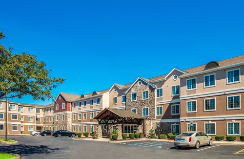 East Texas Apartment | Free Breakfast Buffet. Indoor Pool. Studio Near Lehigh Valley International Airport