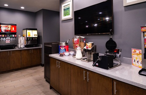 Lake Charles Condo | Free Breakfast. Outdoor Pool. Great for Small Groups!