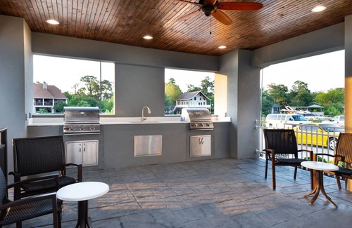 Lake Charles Condo | Free Breakfast. Outdoor Pool. Great for Small Groups!