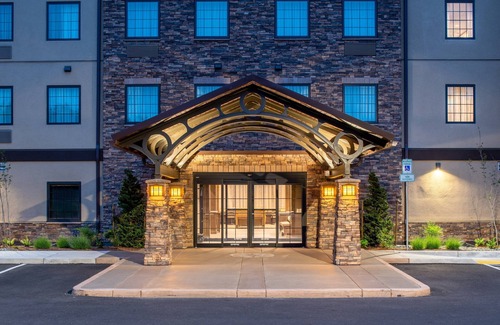 Hillsboro Apartment | Free Breakfast. Pool. Gym. Quick Drive to Rock Creek Country Club!