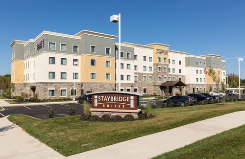 Newark Condo | Free Breakfast. Pool. Shared BBQ. 30 Min to Oakland Zoo!