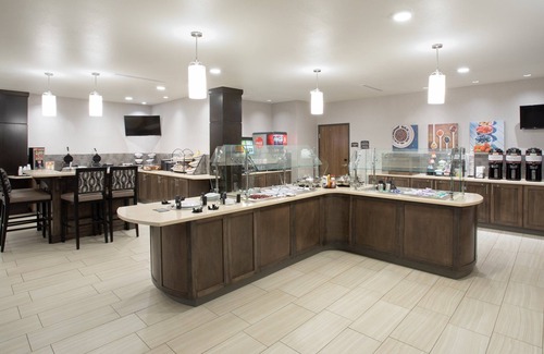 Rapid City Condo | Free Breakfast. Pool & Hot Tub. Near Rushmore Crossing Shopping Complex!