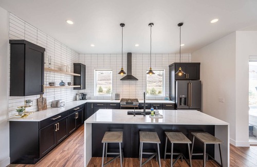 Hideout House | *FREE GOLF & KAYAKING* Perfect for Families – Modern Ski Home w/Private Hot Tub | 2 Minutes to Lake