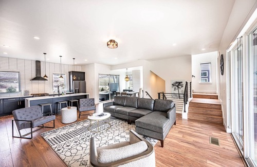 Hideout House | *FREE GOLF & KAYAKING* Perfect for Families – Modern Ski Home w/Private Hot Tub | 2 Minutes to Lake