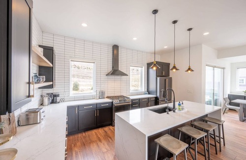 Hideout House | *FREE GOLF & KAYAKING* Perfect for Families – Modern Ski Home w/Private Hot Tub | 2 Minutes to Lake