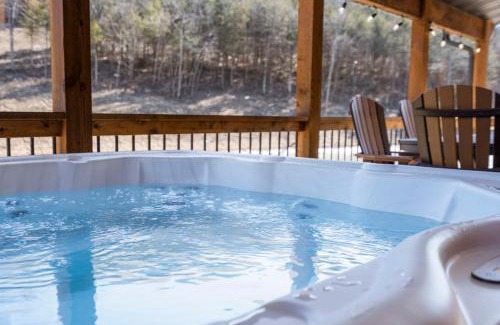 Hollister House | Free Local Attraction Tickets-Private Hot Tub-Near Thunder Ridge and Table Rock-Cmty Pool