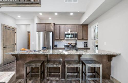 Hollister House | Free Local Attraction Tickets-Private Hot Tub-Near Thunder Ridge and Table Rock-Cmty Pool