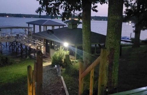 Hemphill Apartment | Free night! Weekday Special located directly on Toledo Bend Lake