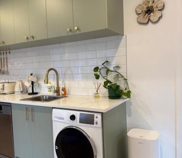 Mount Eden Villa | Free parking a fully renovated century old building, just a 5 minute drive to the city center Unit 4