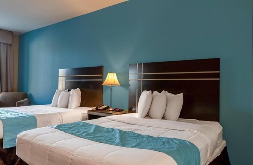 Moulton Hotel | Free Parking And Breakfast At A Sleek Room Near Tracie’s Bar