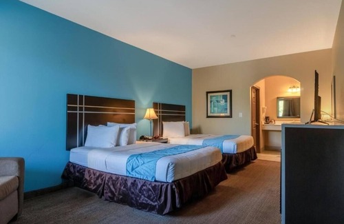 Moulton Hotel | Free Parking And Breakfast At A Sleek Room Near Tracie’s Bar